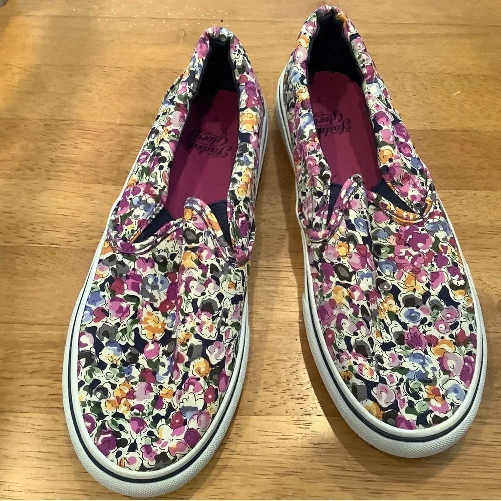 Faded Glory Slip On Canvas Shoes Size 7 Floral Print Twin Gore Round Closed Toe - Picture 3 of 10